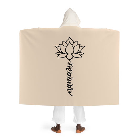NAMASTE YOGA SPRUCH IN LOTUSBLUME • Kapuzen Kuscheldecke Beige Creme • Wohndecke Sherpa 130cm x 180cm