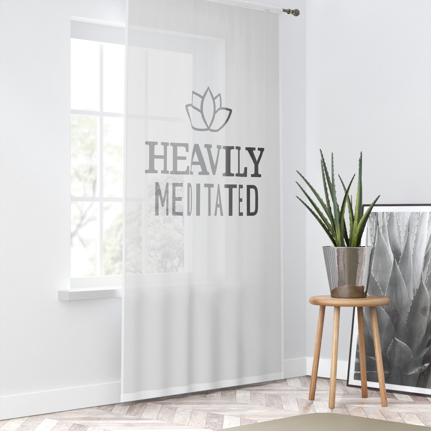 HEAVILY MEDITATED - YOGA SPRUCH MEDITATION • Achtsamkeits-Deko • Lotusblume • Meditations- & Yoga Vorhang Weiß • Wohnzimmer, Schlafzimmer, Esszimmer, Küche • Weiss, Halb-Transparent - YOGA SANTA