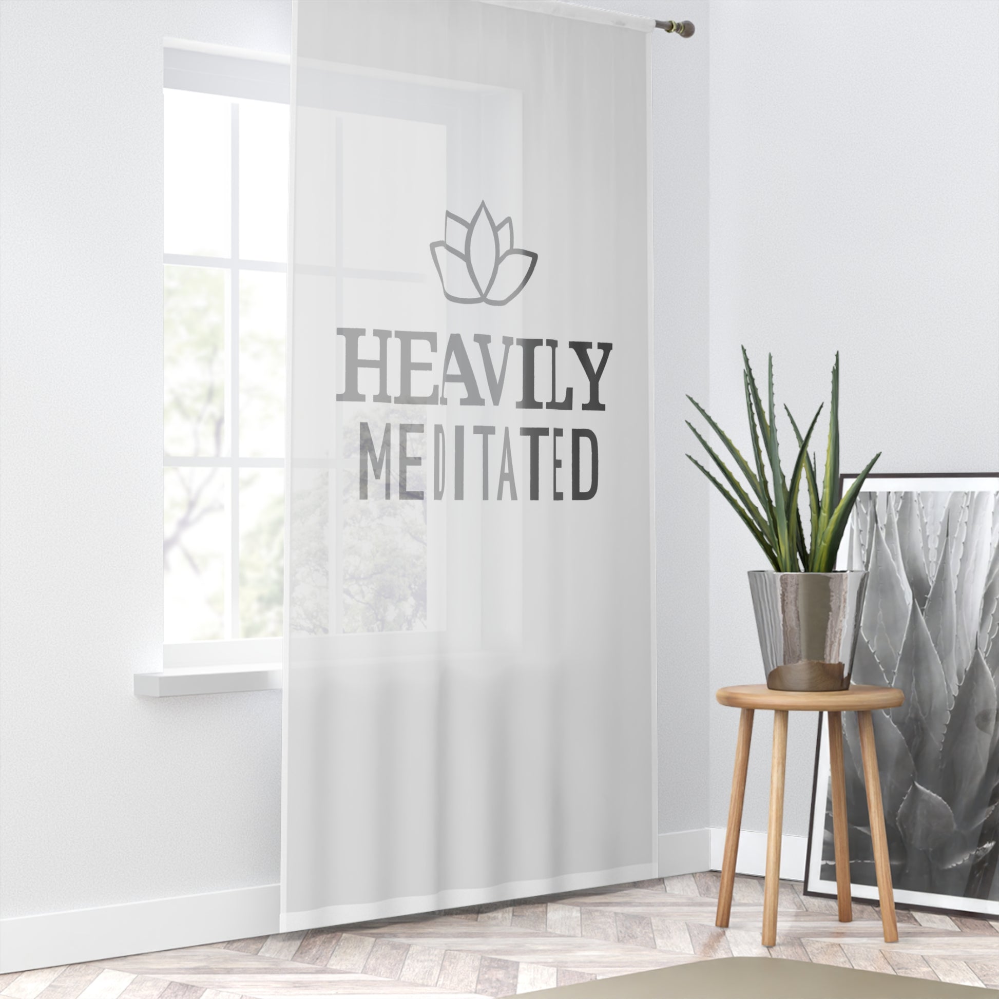 HEAVILY MEDITATED - YOGA SPRUCH MEDITATION • Achtsamkeits-Deko • Lotusblume • Meditations- & Yoga Vorhang Weiß • Wohnzimmer, Schlafzimmer, Esszimmer, Küche • Weiss, Halb-Transparent - YOGA SANTA