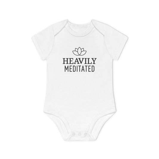 HEAVILY MEDITATED • LOTUSBLUME LOTUSBLÜTE • YOGA SPRUCH MEDITATION • Niedlich süßer Baby Body Kurzarm • Mädchen & Jungen • BIO Baumwolle 🌿 - YOGA SANTA