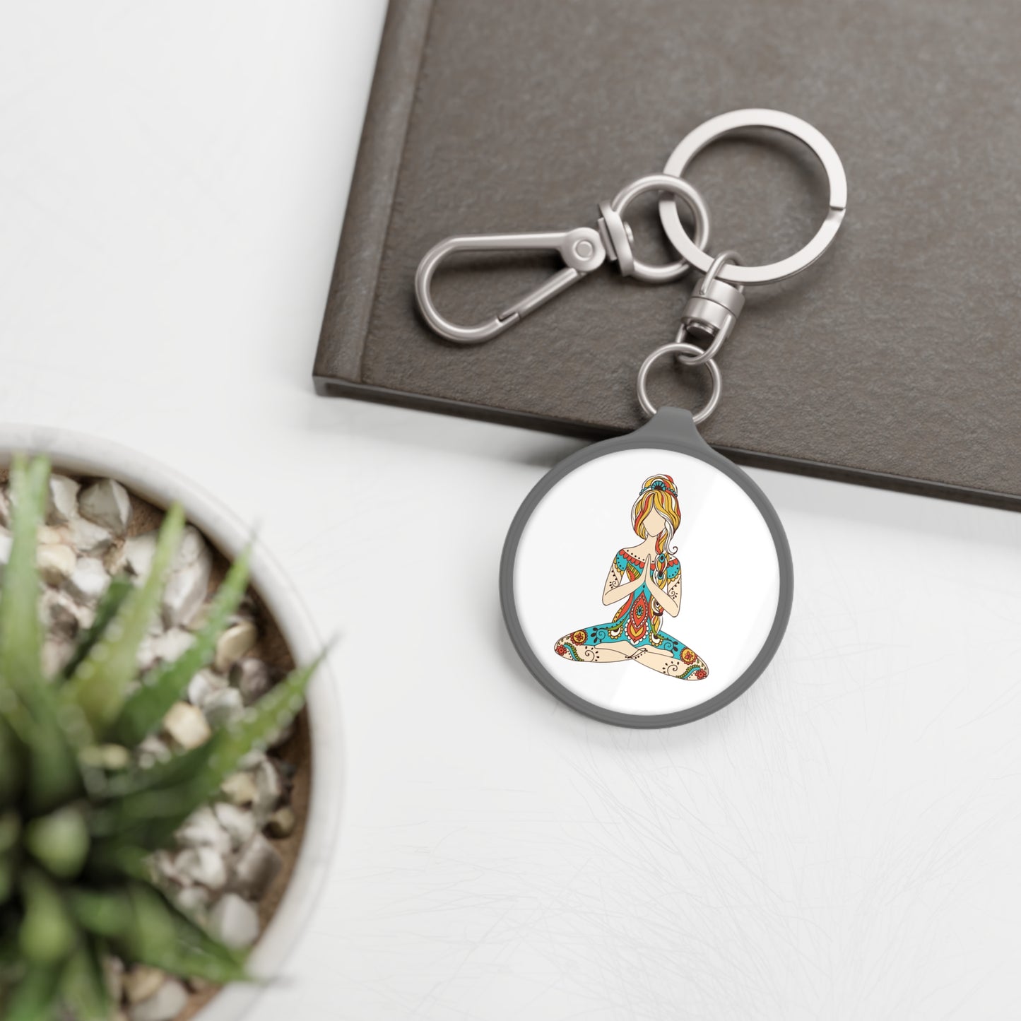 SCHÖNE YOGA FRAU MEDITIERT • Edler Luxus Schlüsselanhänger mit Karabiner für Frauen & Männer