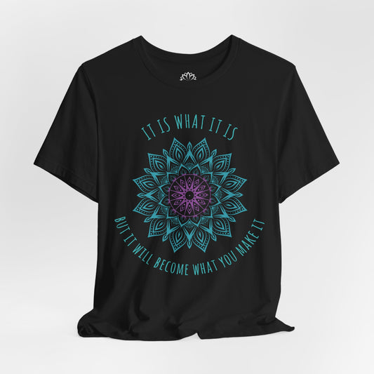 IT IS WHAT IT IS • YOGA SPRUCH INSPIRATION & MANDALA BLUME • T-shirt Damen & Herren Baumwolle 🌿