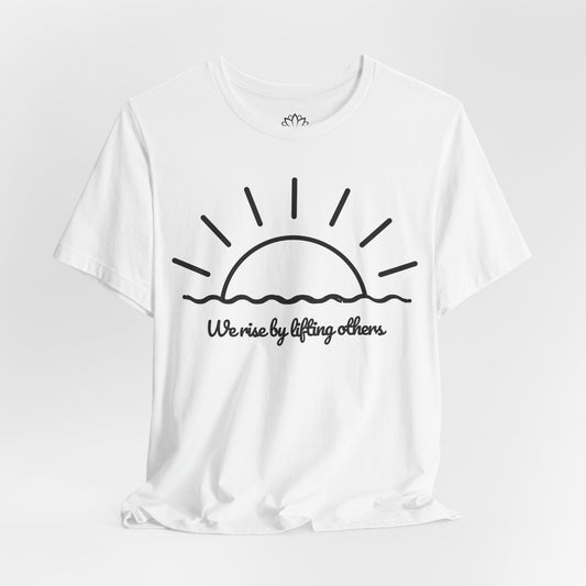 WE RISE BY LIFTING OTHERS • Sonne Meer Motiv Print • Inspirierender Motivationsspruch • T-shirt Damen & Herren • Baumwolle 🌿