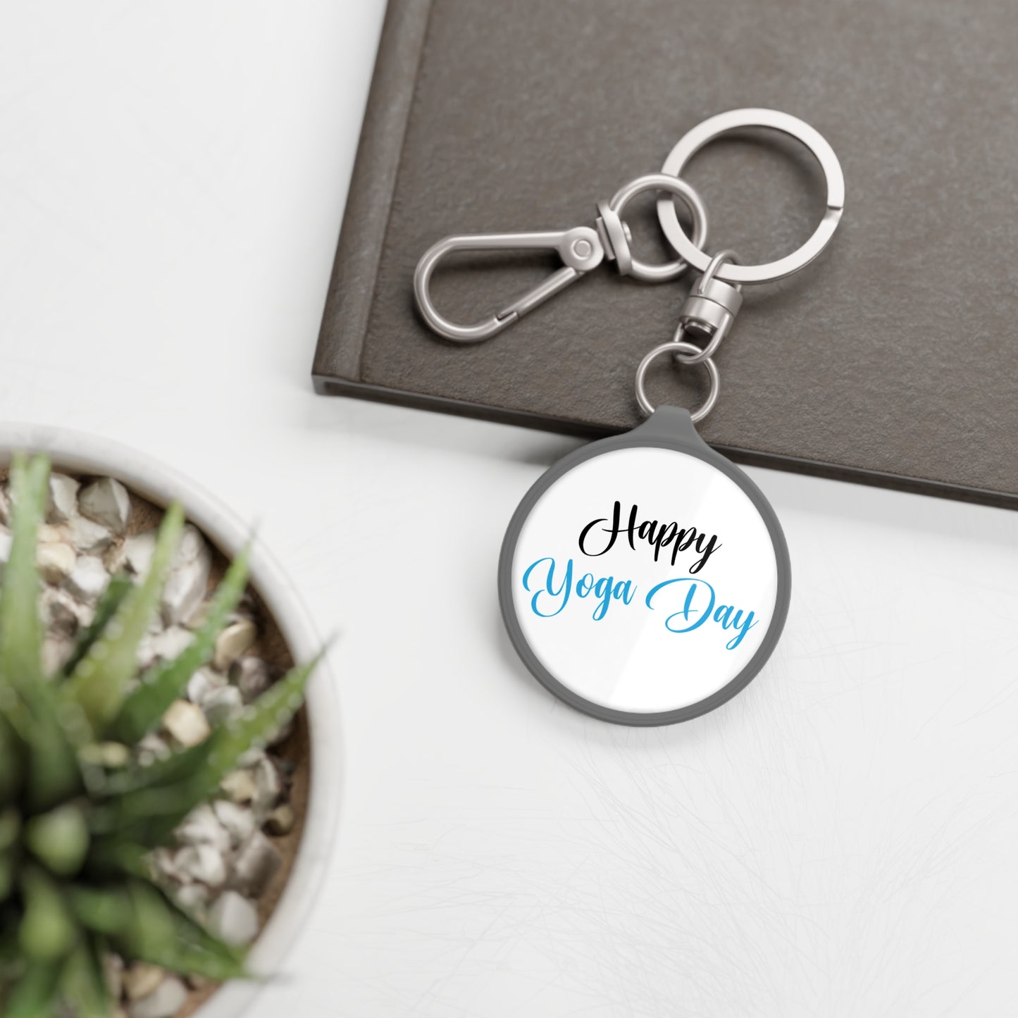HAPPY YOGA DAY - Yoga Liebhaber • Edler Luxus Schlüsselanhänger mit Karabiner für Frauen & Männer