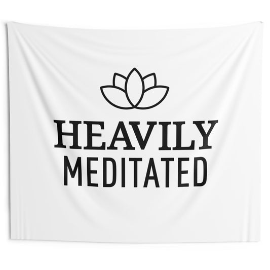 HEAVILY MEDITATED - YOGA SPRUCH • Wandtuch • Wandttepich Schwarz Weiß • Wanddekor in v. Größen bis XXL - YOGA SANTA