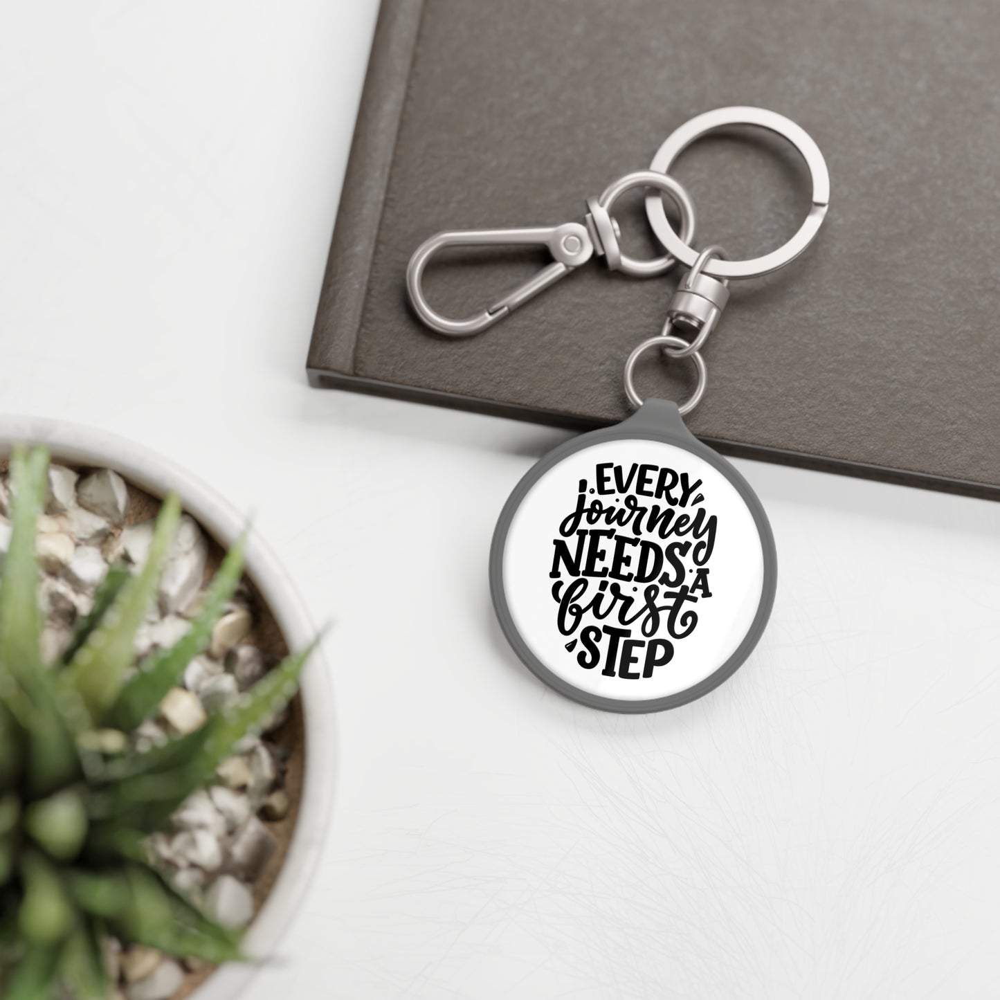 EVERY JOURNEY NEEDS A FIRST STEP - Motivationsspruch • Edler Luxus Schlüsselanhänger mit Karabiner für Frauen & Männer