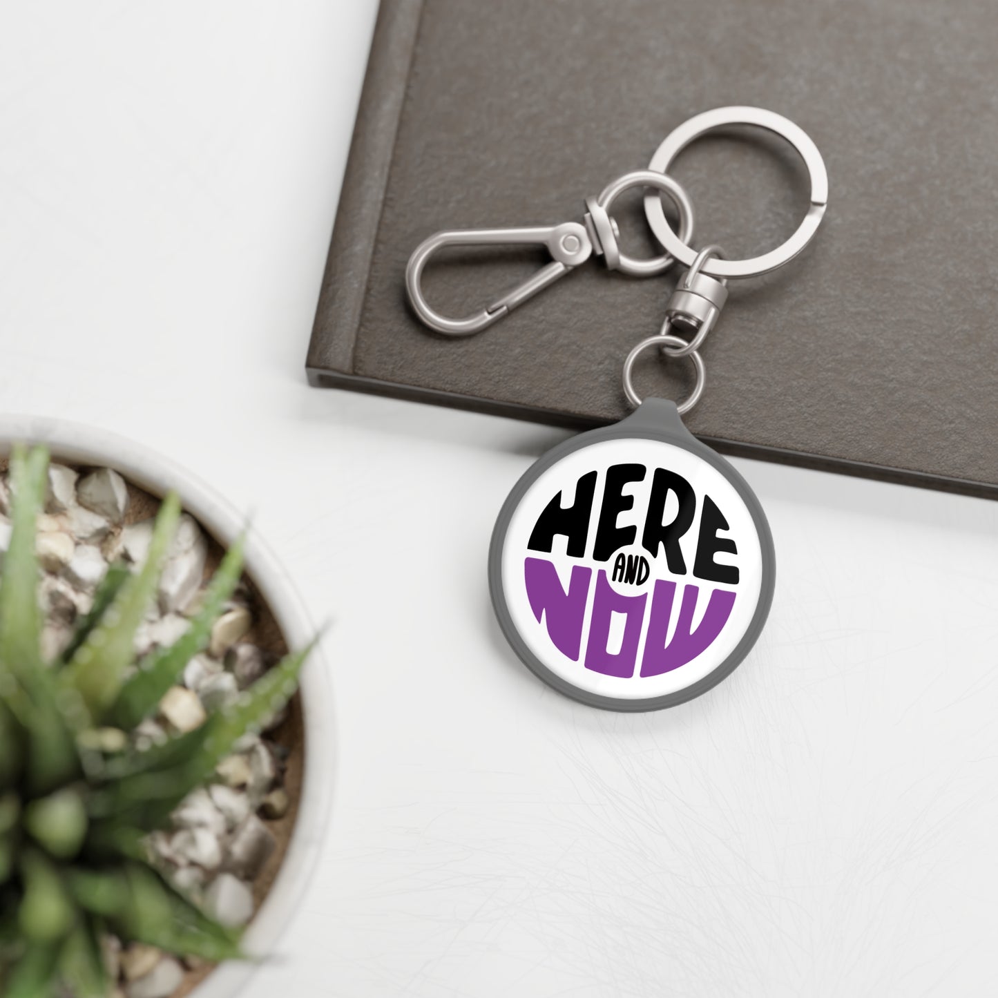 HERE AND NOW - Achtsamkeitsübung Yoga • Edler Luxus Schlüsselanhänger mit Karabiner für Frauen & Männer