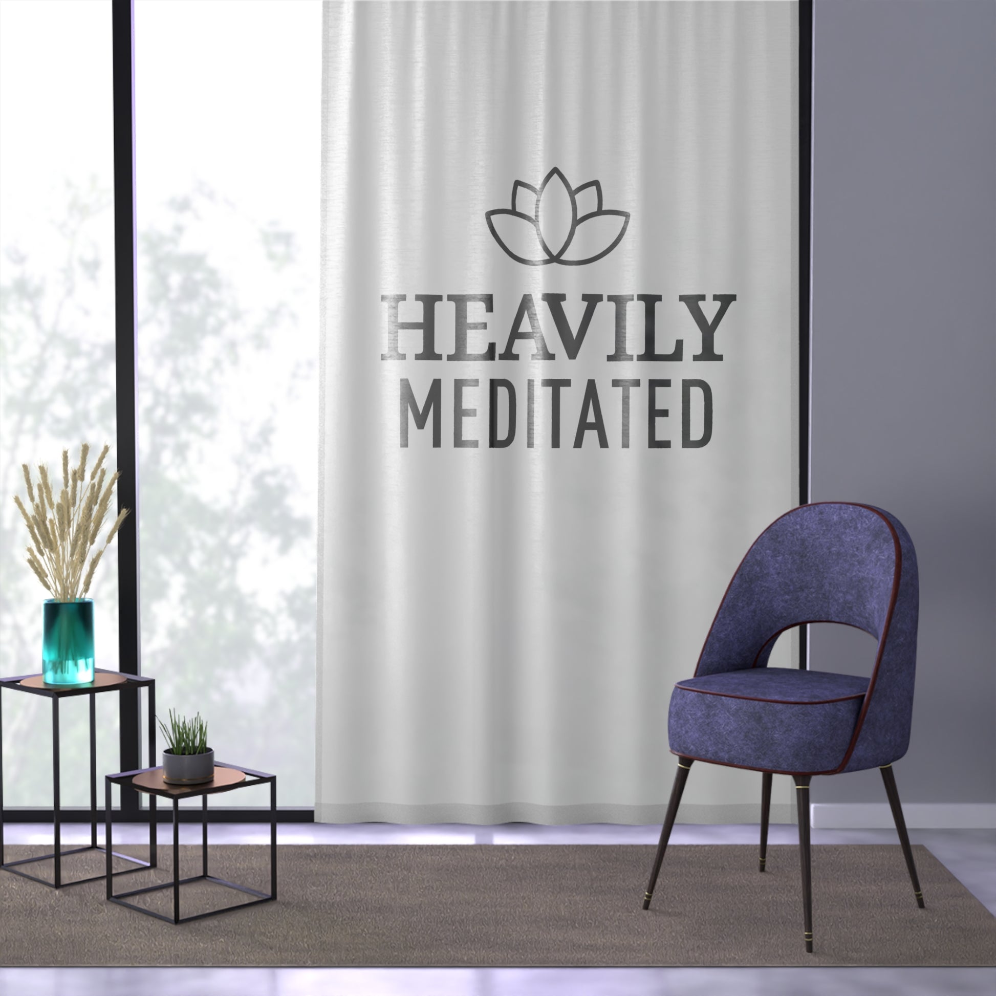 HEAVILY MEDITATED - YOGA SPRUCH MEDITATION • Achtsamkeits-Deko • Lotusblume • Meditations- & Yoga Vorhang Weiß • Wohnzimmer, Schlafzimmer, Esszimmer, Küche • Weiss, Halb-Transparent - YOGA SANTA
