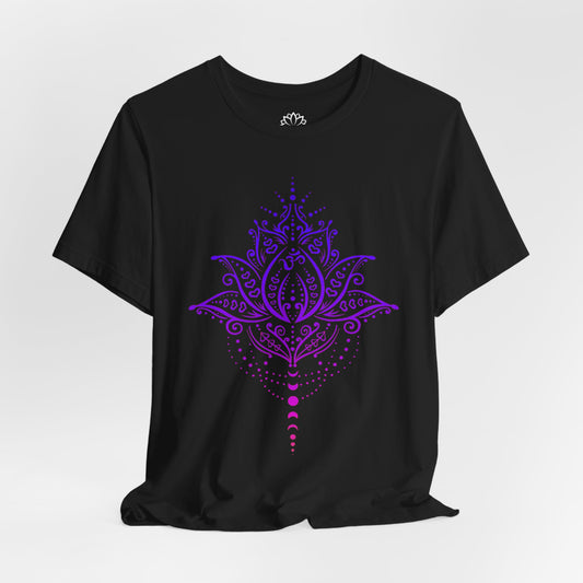 LOTUSBLUME HANDZEICHNUNG MONDPHASEN LILA VIOLET • Ästhetisches T-shirt Damen & Herren • Baumwolle 🌿