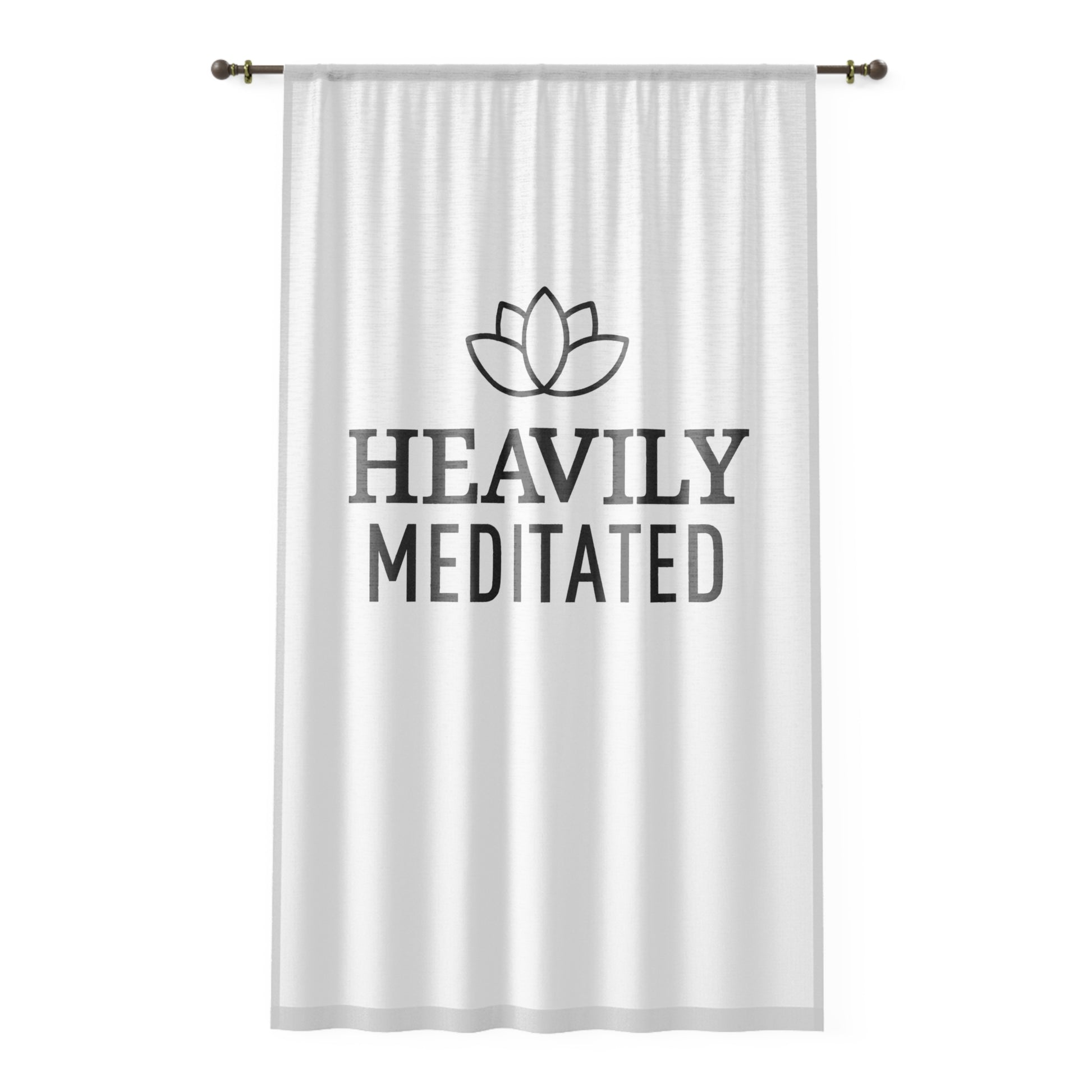 HEAVILY MEDITATED - YOGA SPRUCH MEDITATION • Achtsamkeits-Deko • Lotusblume • Meditations- & Yoga Vorhang Weiß • Wohnzimmer, Schlafzimmer, Esszimmer, Küche • Weiss, Halb-Transparent - YOGA SANTA