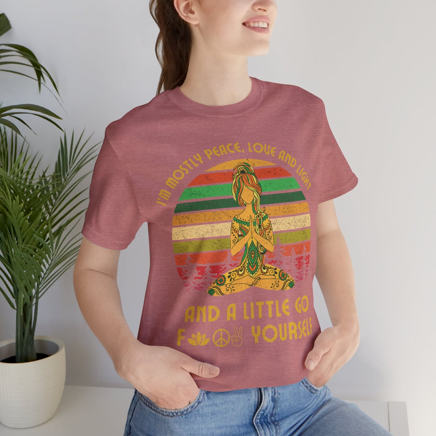 MOSTLY PEACE, LOVE & LIGHT • Lustiges Meditationspruch Hippie Schöne Frau Wald Bäume Retro Motiv • T-shirt Damen & Herren • Baumwolle 🌿