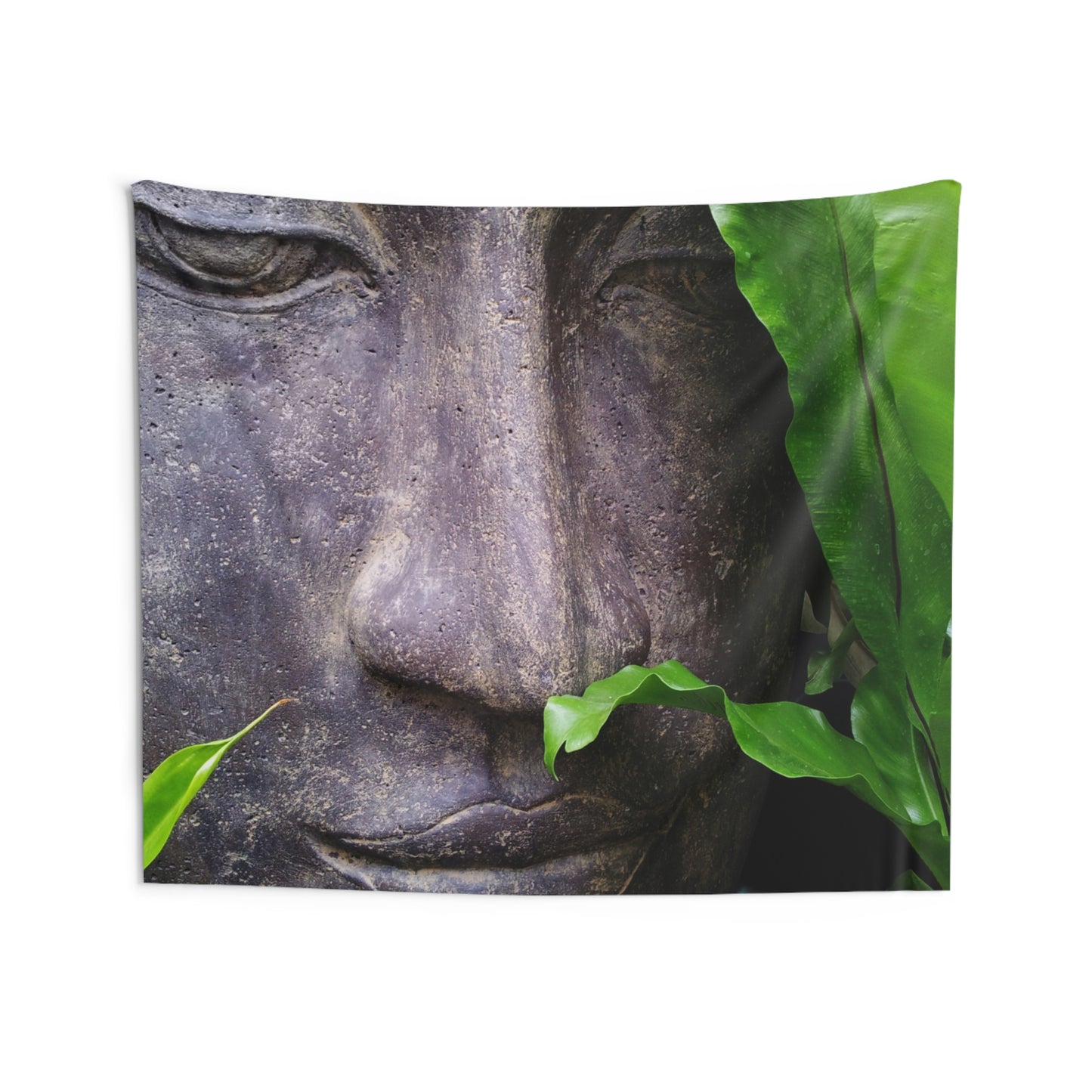 BUDDHA FIGUR VOR GRÜNEN BLÄTTERN • Wandtuch • Wandttepich • Wanddekor in v. Größen bis XXL