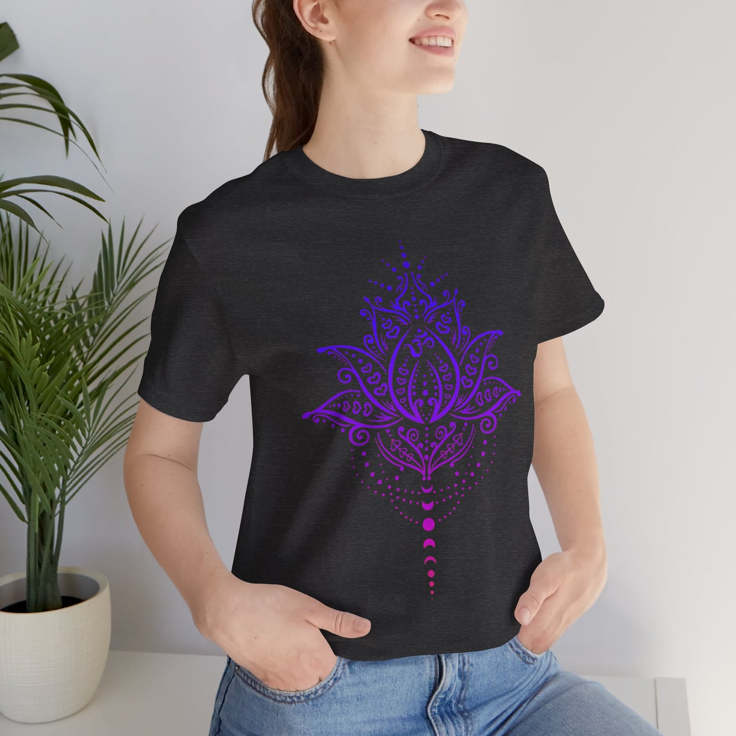 LOTUSBLUME HANDZEICHNUNG MONDPHASEN LILA VIOLET • Ästhetisches T-shirt Damen & Herren • Baumwolle 🌿