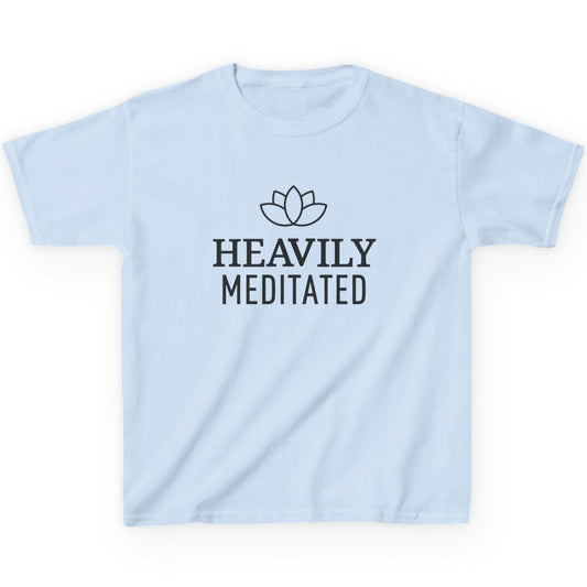 HEAVILY MEDITATED • YOGA SPRUCH SHIRT MIT LOTUSBLUME LOTUSBLÜTE • Kinder Oversize T-Shirt für Mädchen & Jungen (7–16 Jahre) • BIO Baumwolle 🌿 - YOGA SANTA