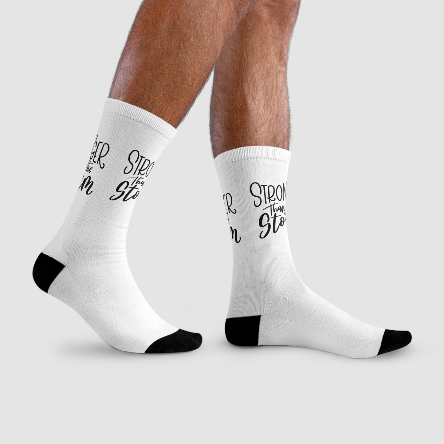 STRONGER THAN THE STORM • Yoga Spruch Motivation • Spirituelle Socken Weiß mit Spruch Motiv