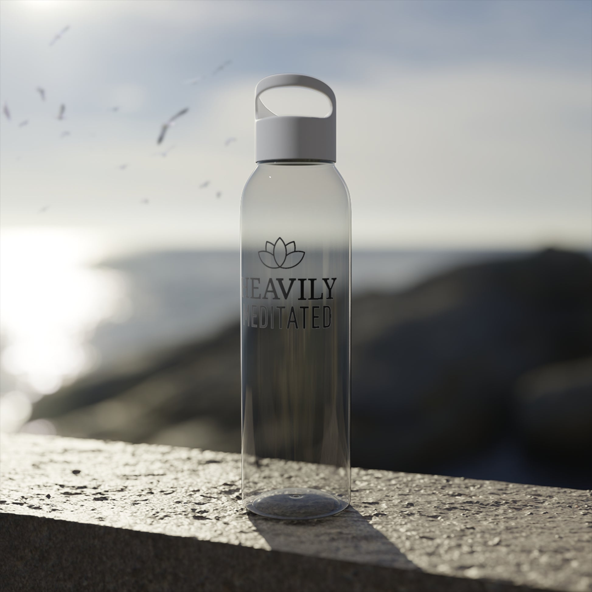 HEAVILY MEDITATED • YOGA MEDITATION SPRUCH LOTUSBLÜTE BLUME • Wasserflasche Sky 650 ml - YOGA SANTA