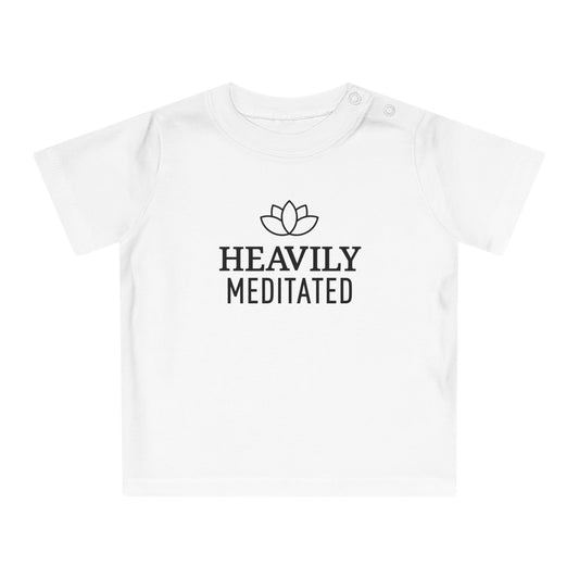 HEAVILY MEDITATED & Lotusblume / Lotusblüte Blumenmotiv & Schriftzug • YOGA-Spruch MEDITATION Baby T-Shirt • Mädchen Jungen • BIO Baumwolle 🌿 - YOGA SANTA