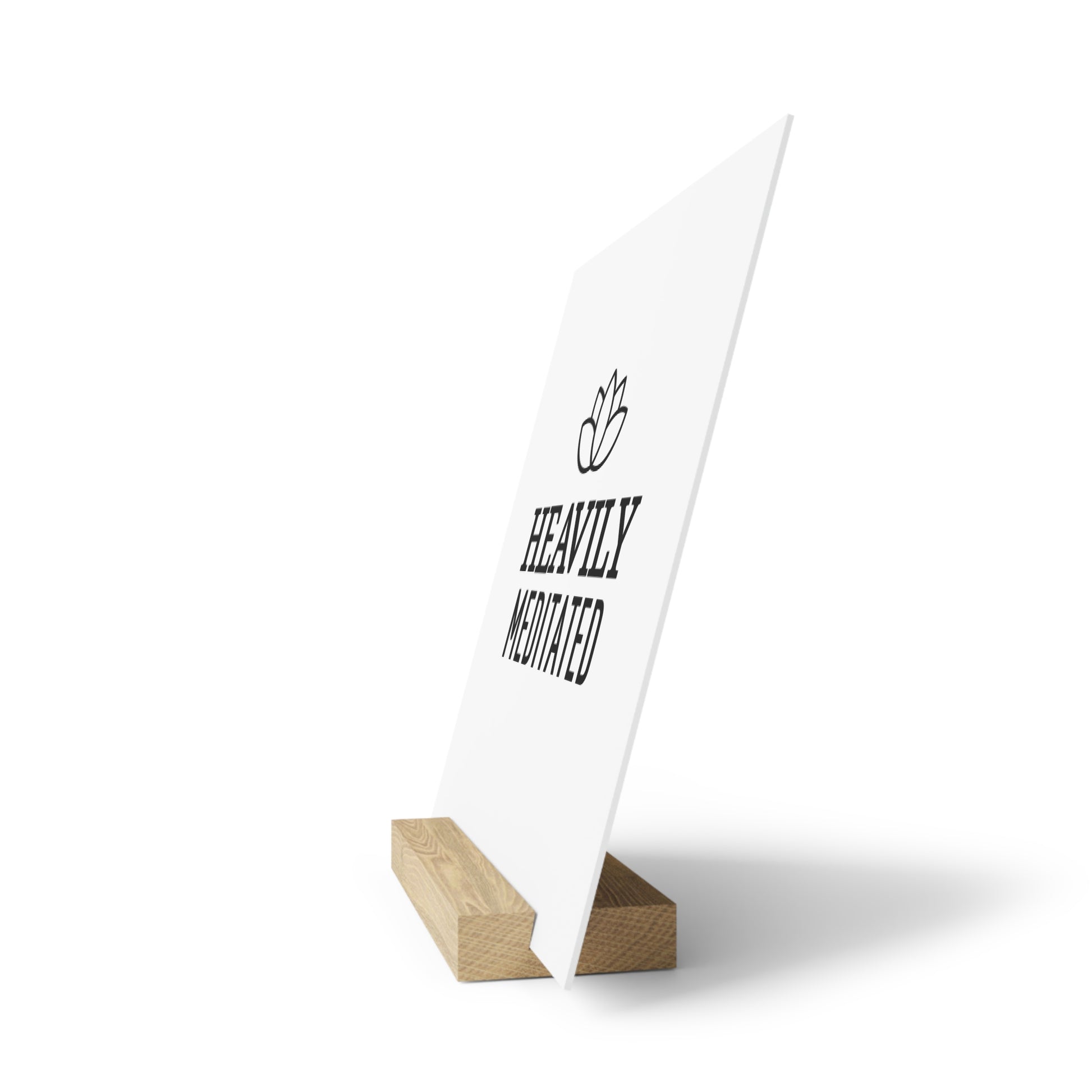 HEAVILY MEDITATED • YOGA SPRUCH MEDITATION • Zen-Deko für Wohnung • Tisch Deko Aufsteller Holz Schriftzug mit Standfuß •  Stilvoller Galerie Stand mit Kunststoffplatte - YOGA SANTA