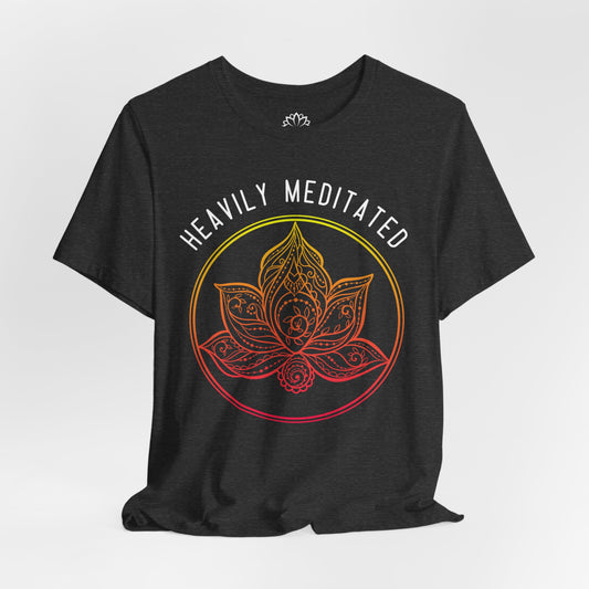 HEAVILY MEDITATED • LOTUSBLÜTE, LOTUSBLUME Blumenmotiv Zeichnung Meditationsspruch • T-shirt Damen & Herren • Baumwolle 🌿