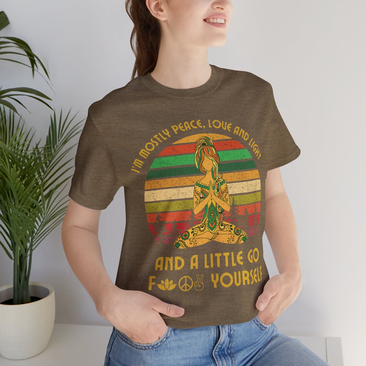 MOSTLY PEACE, LOVE & LIGHT • Lustiges Meditationspruch Hippie Schöne Frau Wald Bäume Retro Motiv • T-shirt Damen & Herren • Baumwolle 🌿