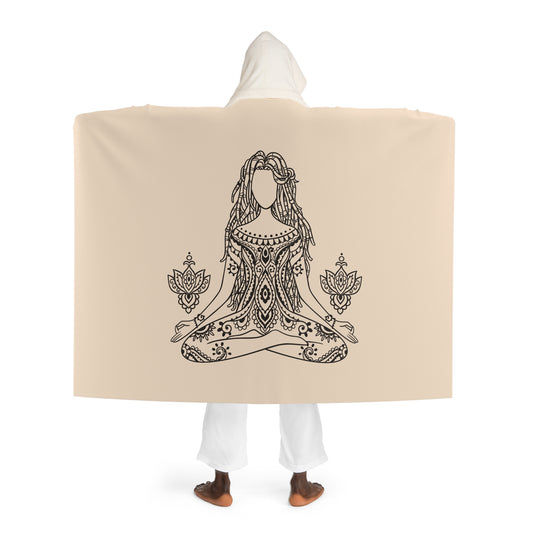 YOGA FRAU MEDITIERT SCHÖN • Kapuzen Kuscheldecke Beige Creme • Wohndecke Sherpa 130cm x 180cm