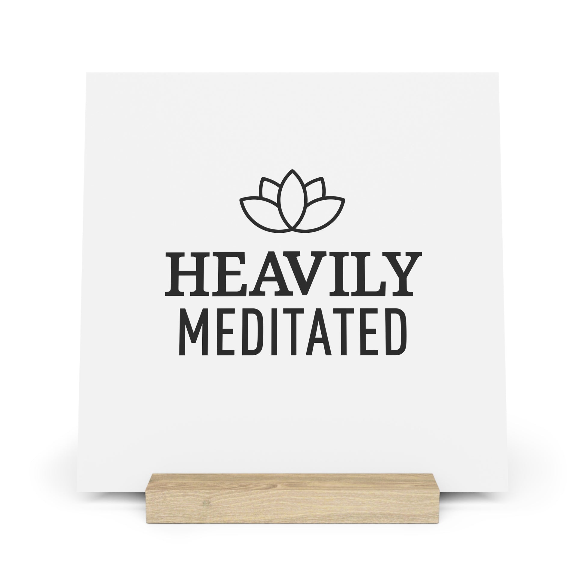 HEAVILY MEDITATED • YOGA SPRUCH MEDITATION • Zen-Deko für Wohnung • Tisch Deko Aufsteller Holz Schriftzug mit Standfuß •  Stilvoller Galerie Stand mit Kunststoffplatte - YOGA SANTA