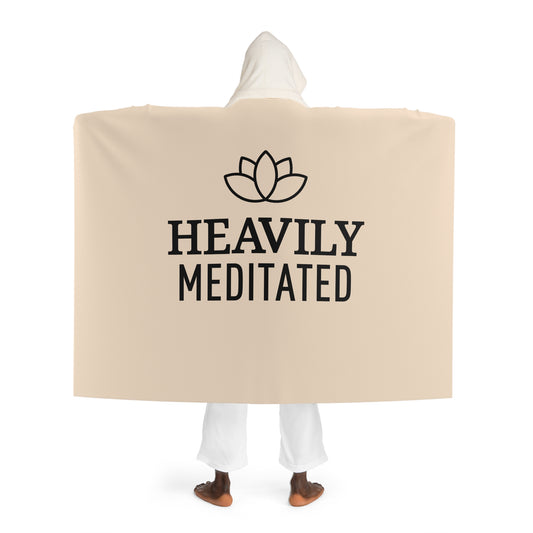 HEAVILY MEDITATED - YOGA SPRUCH • Kapuzen Kuscheldecke Beige Creme • Wohndecke Sherpa 130cm x 180cm - YOGA SANTA