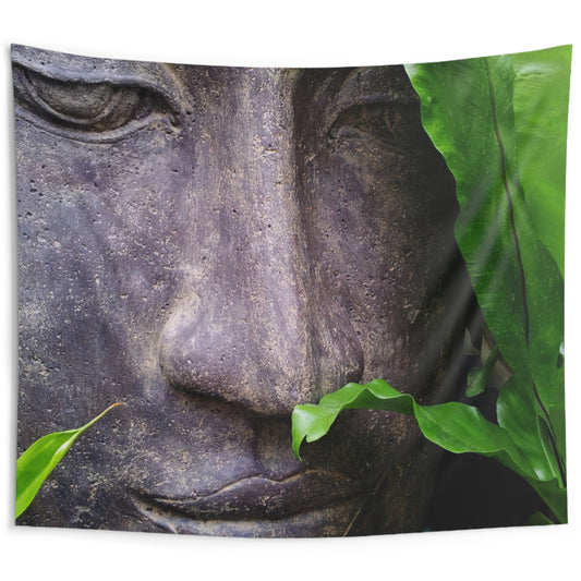 BUDDHA FIGUR VOR GRÜNEN BLÄTTERN • Wandtuch • Wandttepich • Wanddekor in v. Größen bis XXL