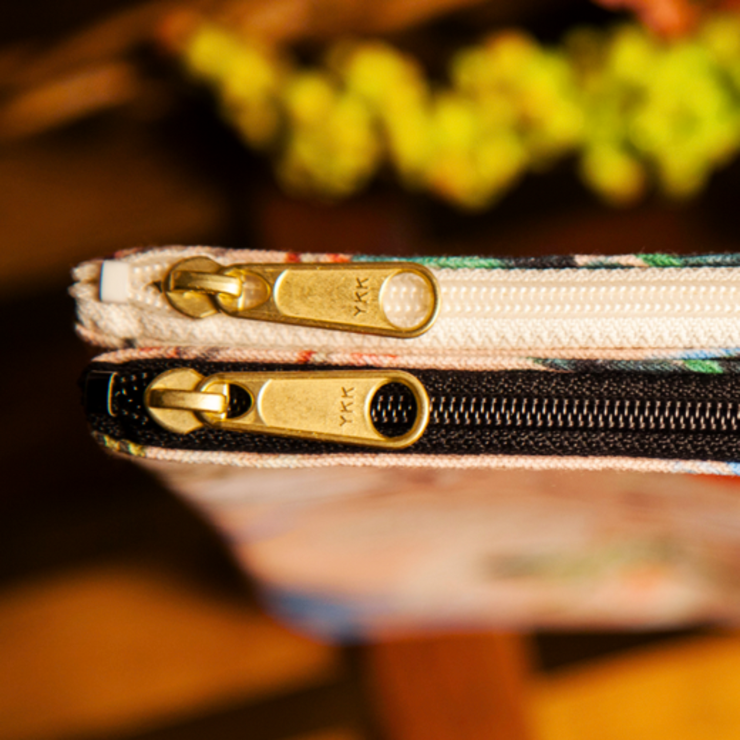 HEAVILY MEDITATED - MINIMALISTISCHE LOTUSBLÜTE • Handtaschen Organizer Flach mit Reißverschluss • Groß & Klein - YOGA SANTA