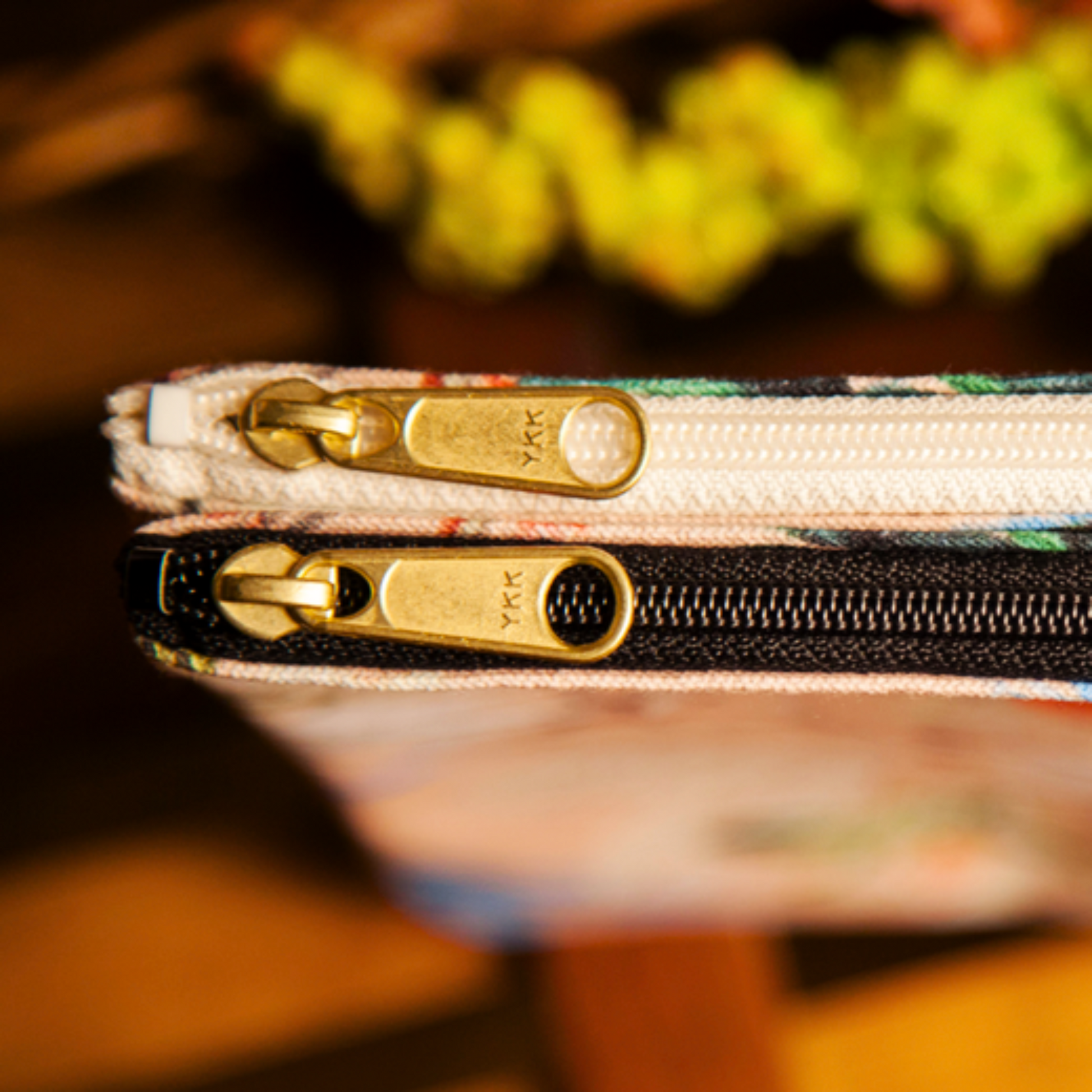 HEAVILY MEDITATED - MINIMALISTISCHE LOTUSBLÜTE • Handtaschen Organizer Flach mit Reißverschluss • Groß & Klein - YOGA SANTA