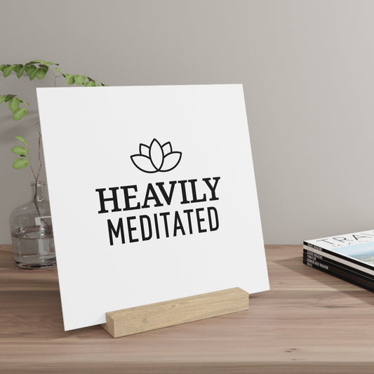 HEAVILY MEDITATED • YOGA SPRUCH MEDITATION • Zen-Deko für Wohnung • Tisch Deko Aufsteller Holz Schriftzug mit Standfuß •  Stilvoller Galerie Stand mit Kunststoffplatte - YOGA SANTA