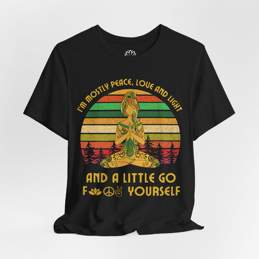 MOSTLY PEACE, LOVE & LIGHT • Lustiges Meditationspruch Hippie Schöne Frau Wald Bäume Retro Motiv • T-shirt Damen & Herren • Baumwolle 🌿