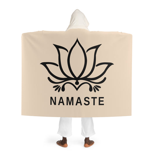 NAMASTE YOGA SPRUCH - Lotusblüte • Kapuzen Kuscheldecke Beige Creme • Wohndecke Sherpa 130cm x 180cm