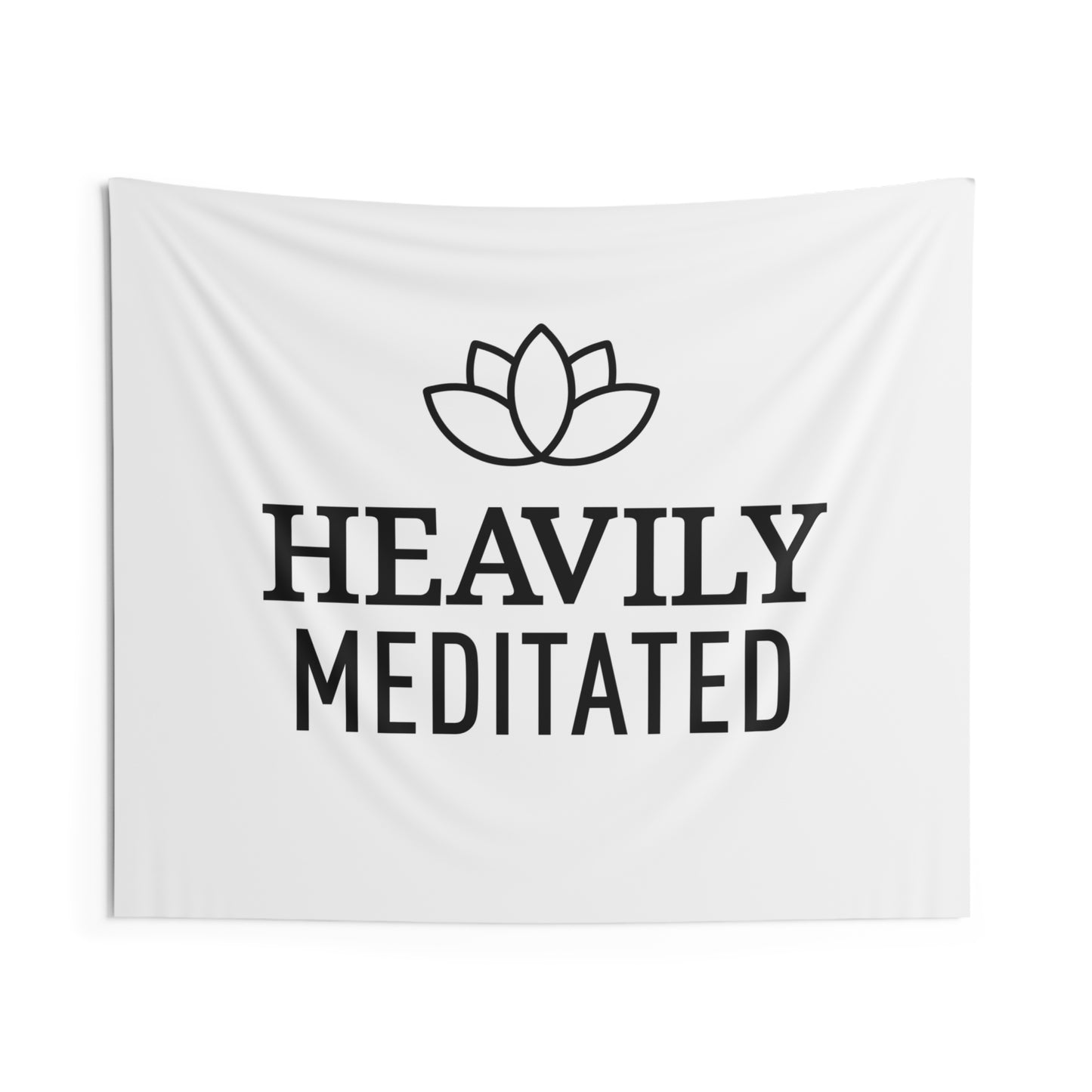 HEAVILY MEDITATED - YOGA SPRUCH • Wandtuch • Wandttepich Schwarz Weiß • Wanddekor in v. Größen bis XXL - YOGA SANTA