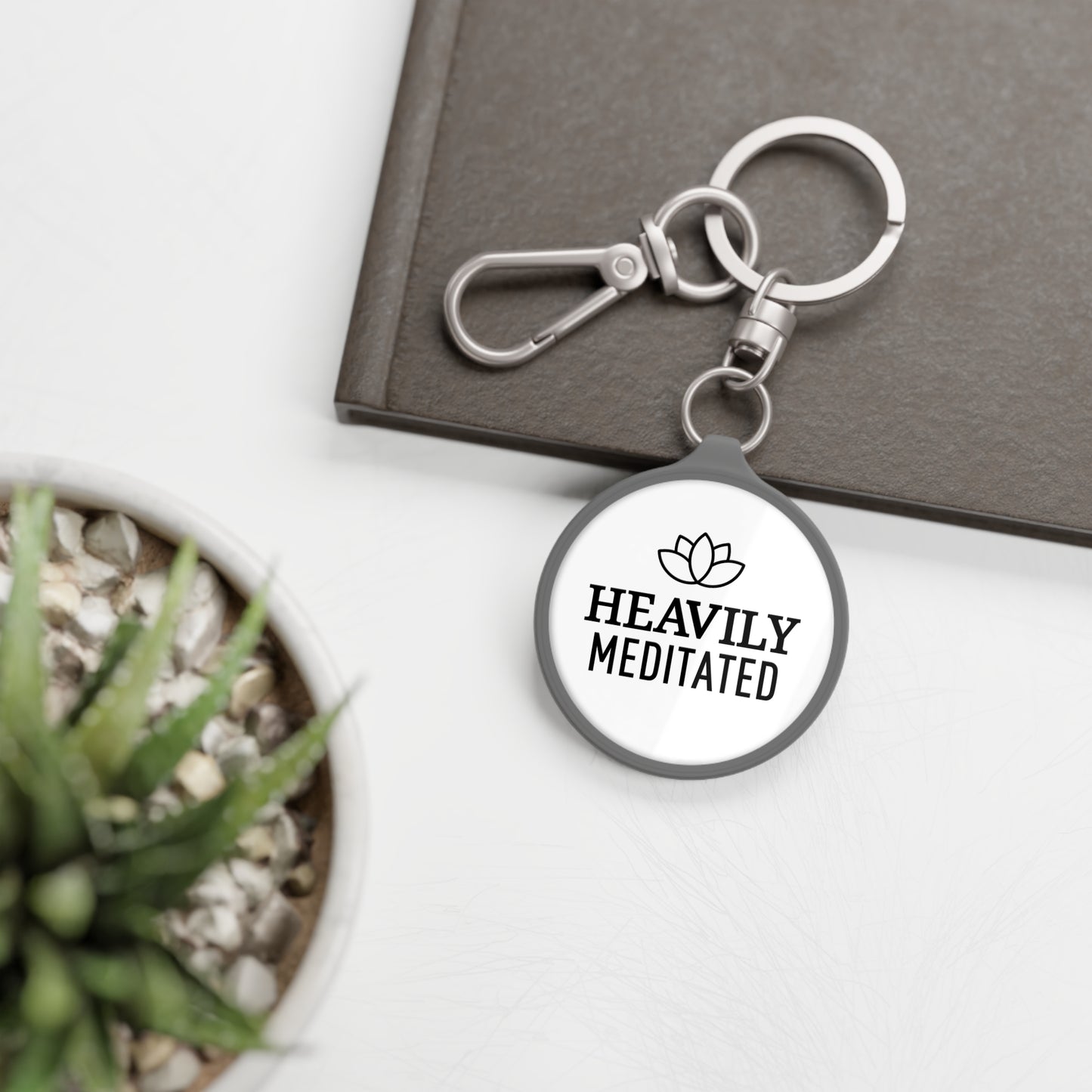 HEAVILY MEDITATED - Yoga Spruch Lotusblüte • Edler Luxus Schlüsselanhänger mit Karabiner für Frauen & Männer