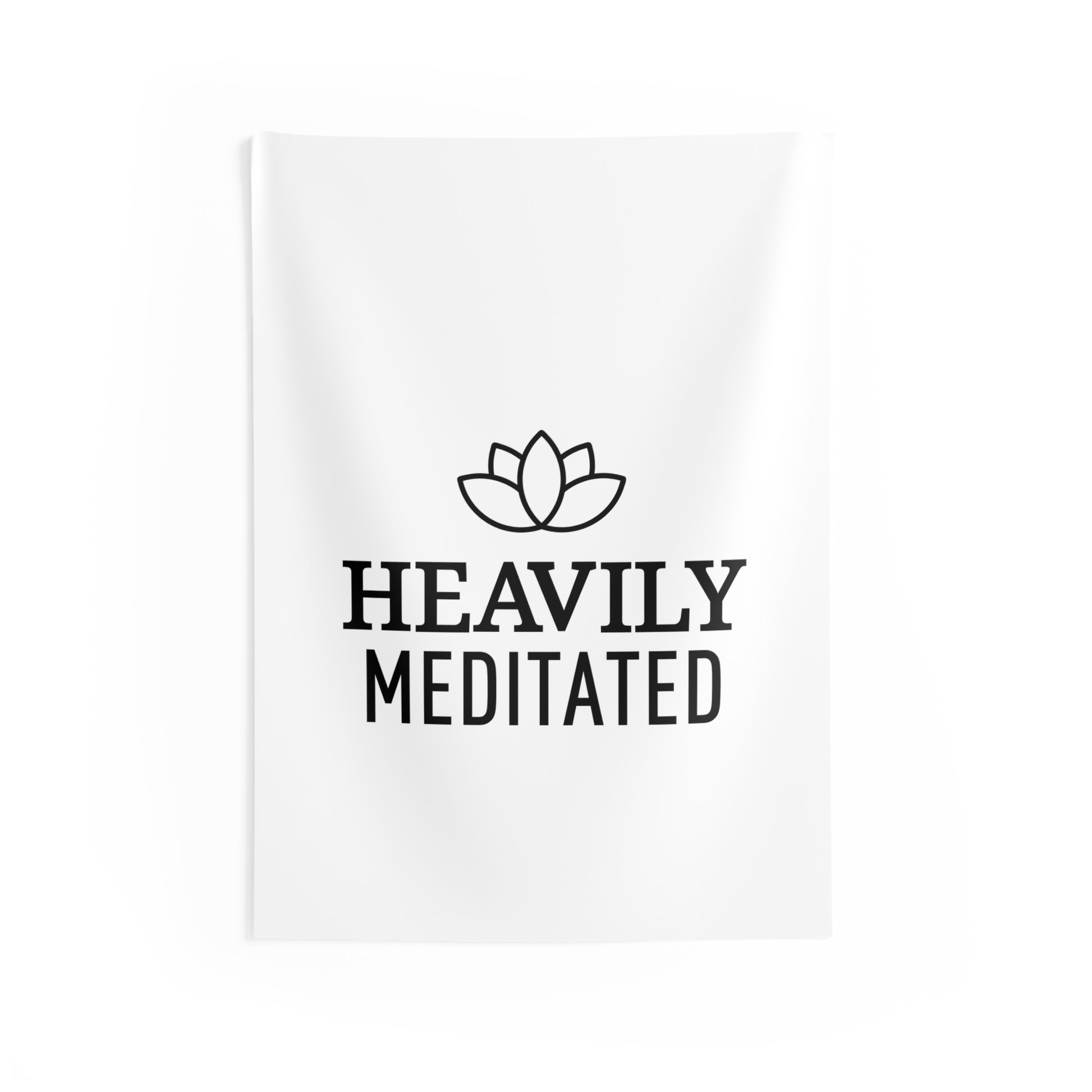 HEAVILY MEDITATED - YOGA SPRUCH • Wandtuch • Wandttepich Schwarz Weiß • Wanddekor in v. Größen bis XXL - YOGA SANTA