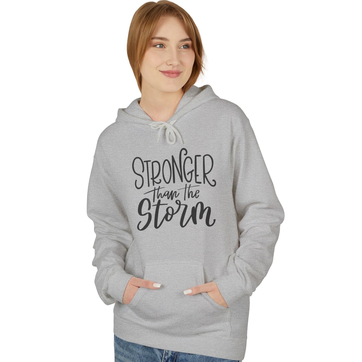 STRONGER THAN THE STORM • Inspirierender Motivationspruch Schrfitzug Yoga Fitness • Kuschelweicher Hoodie für Damen & Herren • Baumwolle 🌿
