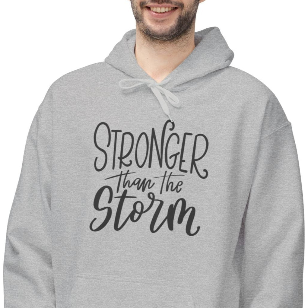 STRONGER THAN THE STORM • Inspirierender Motivationspruch Schrfitzug Yoga Fitness • Kuschelweicher Hoodie für Damen & Herren • Baumwolle 🌿