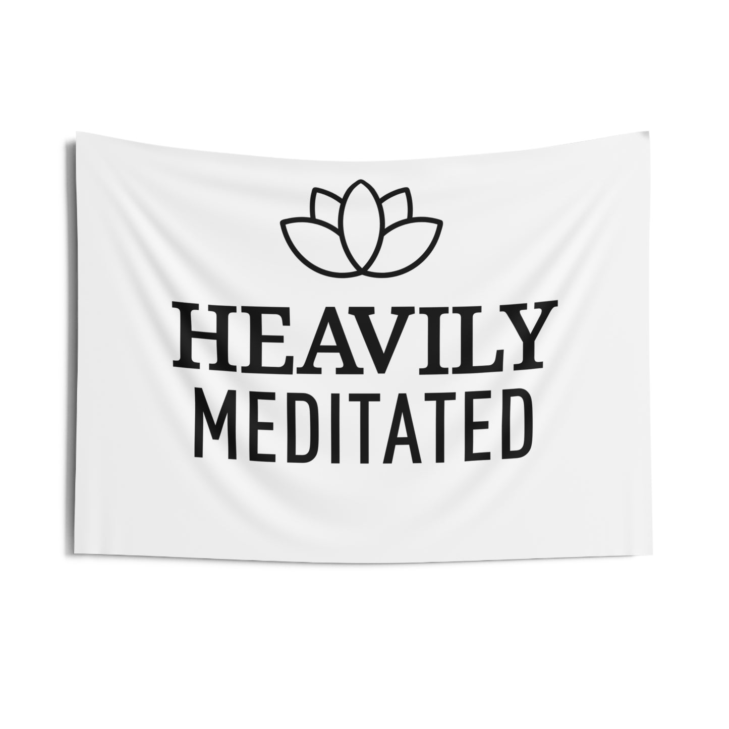 HEAVILY MEDITATED - YOGA SPRUCH • Wandtuch • Wandttepich Schwarz Weiß • Wanddekor in v. Größen bis XXL - YOGA SANTA