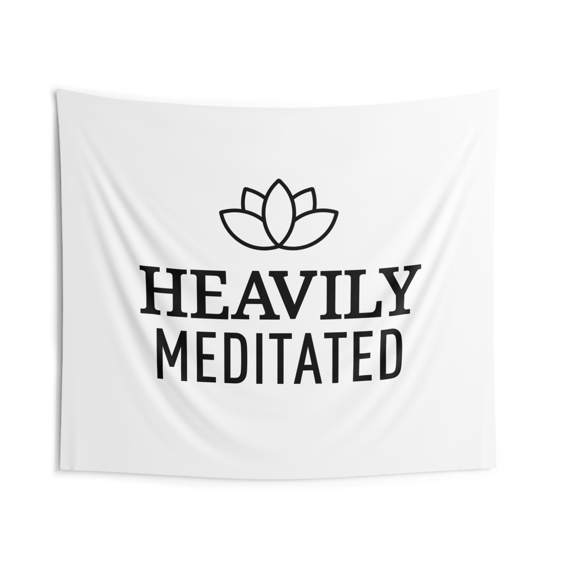 HEAVILY MEDITATED - YOGA SPRUCH • Wandtuch • Wandttepich Schwarz Weiß • Wanddekor in v. Größen bis XXL - YOGA SANTA